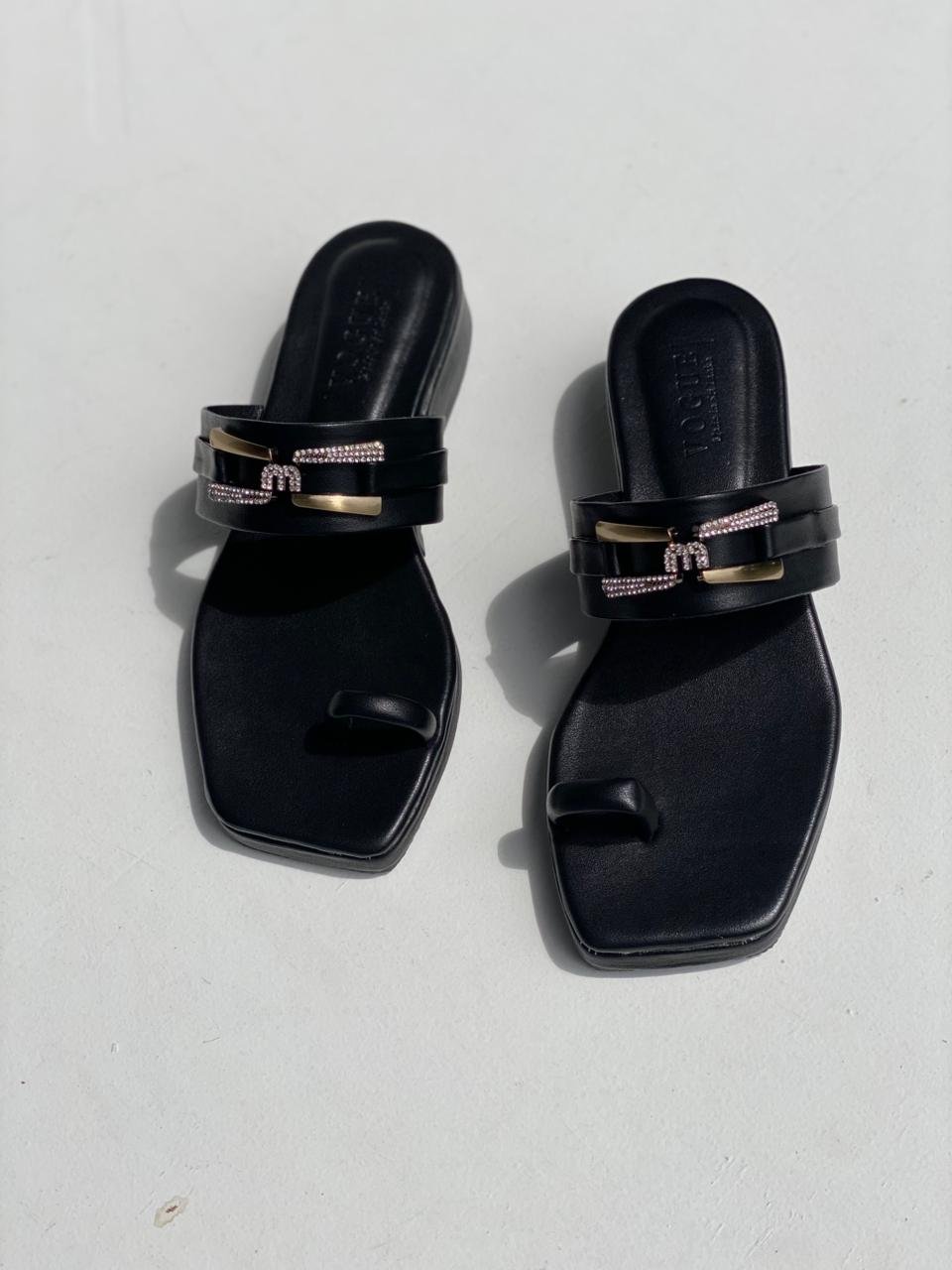 M detailed stoned buckle toe ring wedge